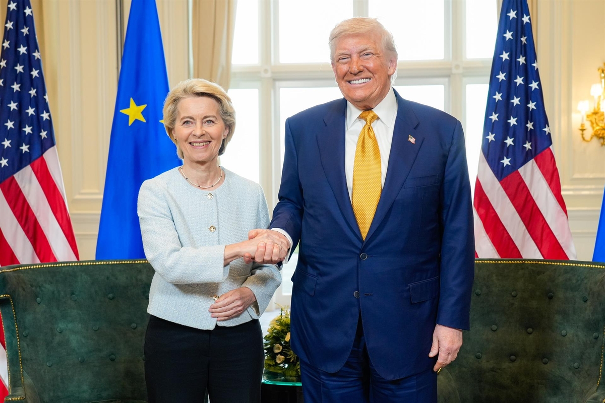 La presidenta de la Comisión Europea, Ursula Von der Leyen, junto con el presidente de Estados Unidos, Donald Trump en una imagen de archivo (Europa Press)