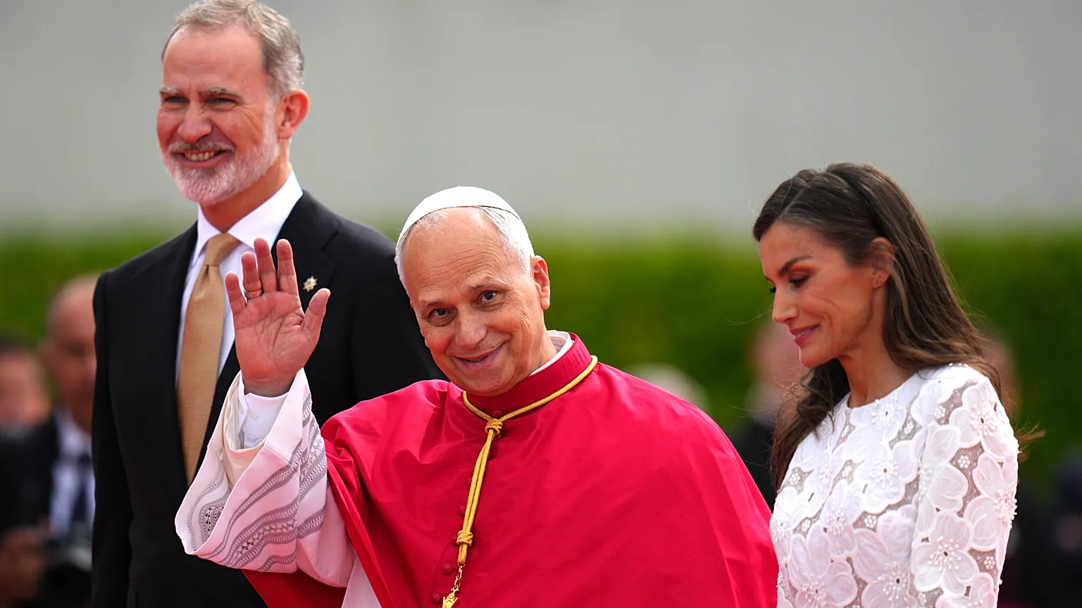 Pope Leo XIV with the Spanish royals after stepping off his plane. Madrid, 06/06/2026