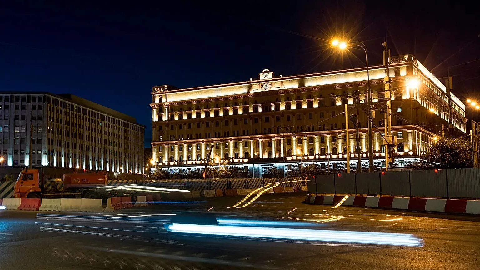 Cars pass the building of the Federal Security Service in Moscow, 24 July, 2017