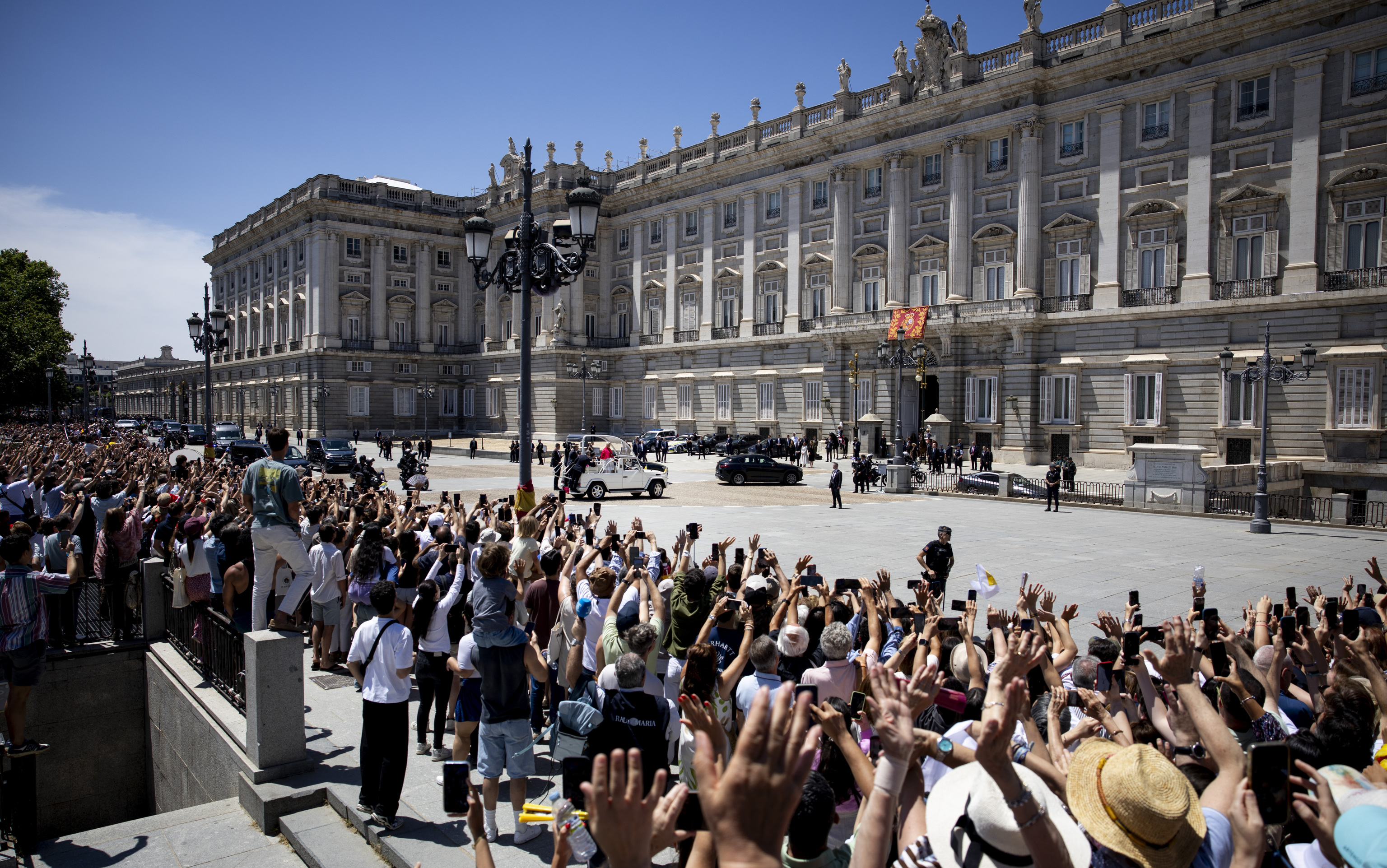 Cientos de personas saludan al Papa en las inmediaciones del Palacio Real.