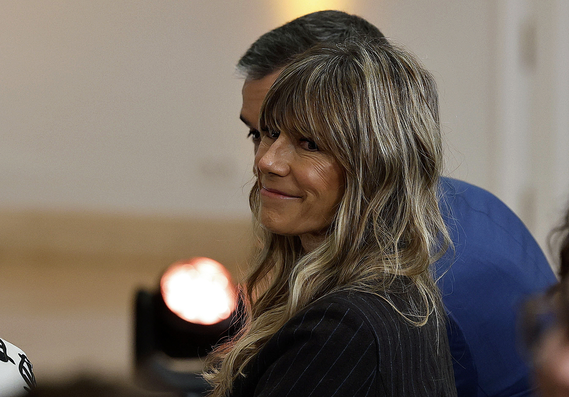 Begoña Gómez, y detrás su marido el presidente del Gobierno Pedro Sánchez, en el Palacio de la Moncloa el pasado 21 de febrero.