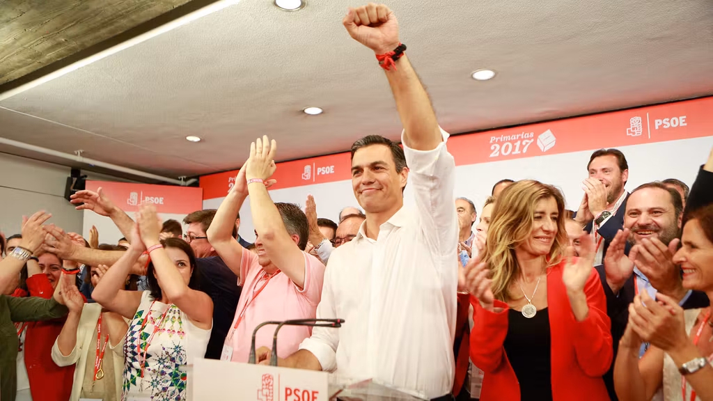 Sánchez y su equipo levantan el puño celebrando su victoria.