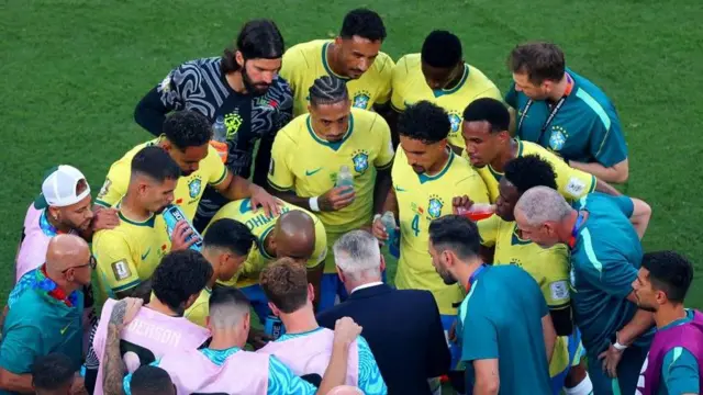 Ancelotti da indicaciones a sus jugadores durante una pausa.