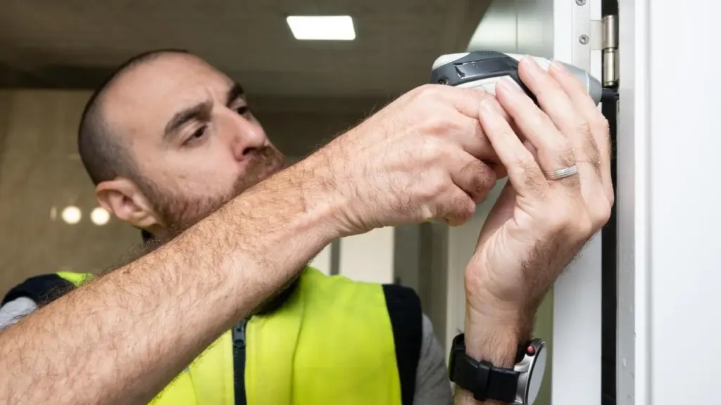 España en alerta por la UCES: la técnica de 300€ que abre 8 de cada 10 casas