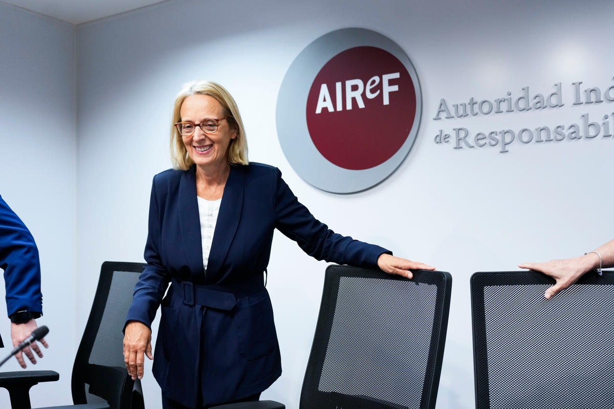 La presidenta de la AIReF, Inés Olóndriz; presenta el Informe sobre los presupuestos iniciales de las administraciones públicas 2026. (EFE/ Borja Sanchez-trillo)