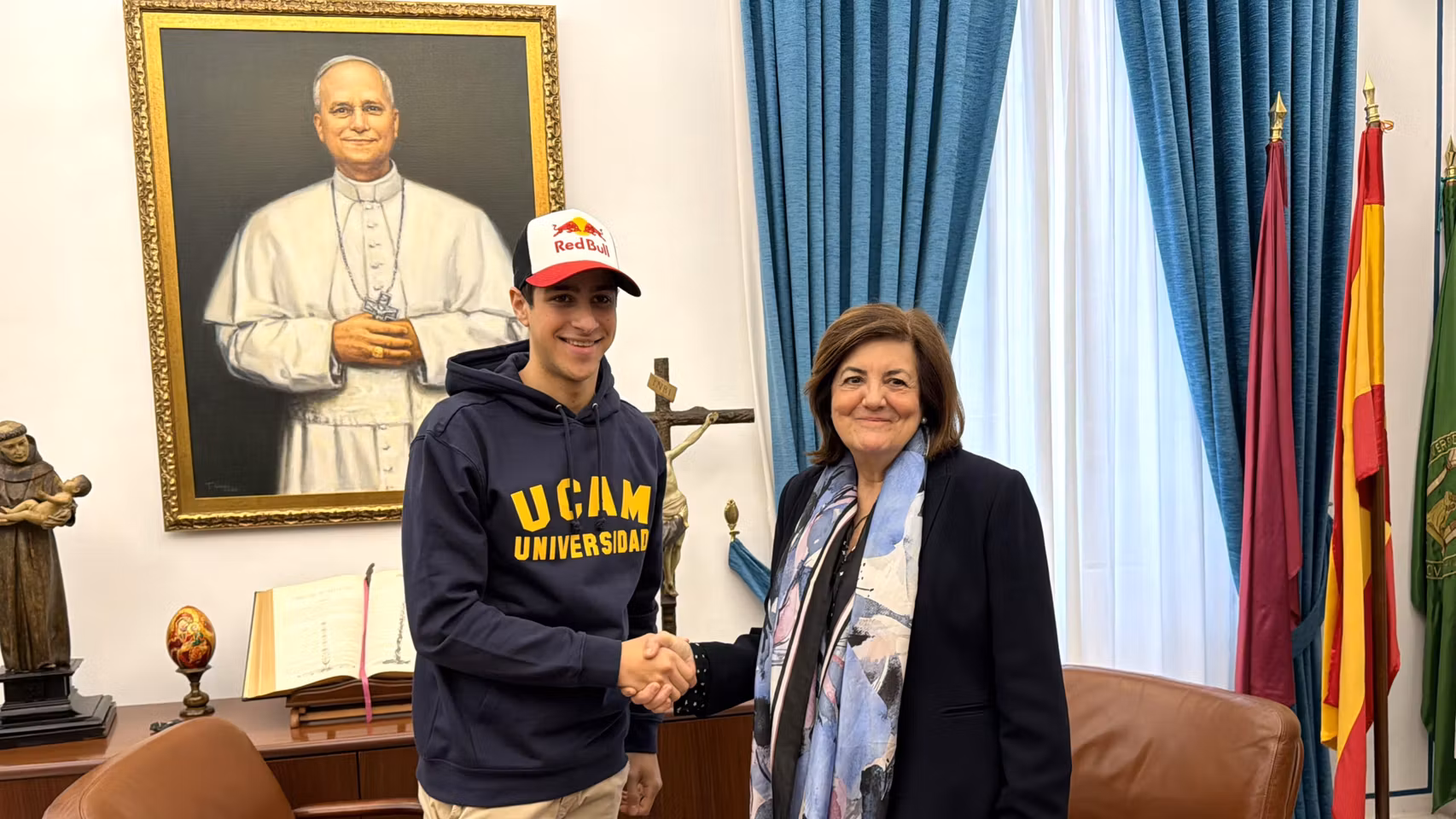 Gil Membrado, deportista UCAM, junto a la María Dolores García Mascarell, presidenta de la UCAM
