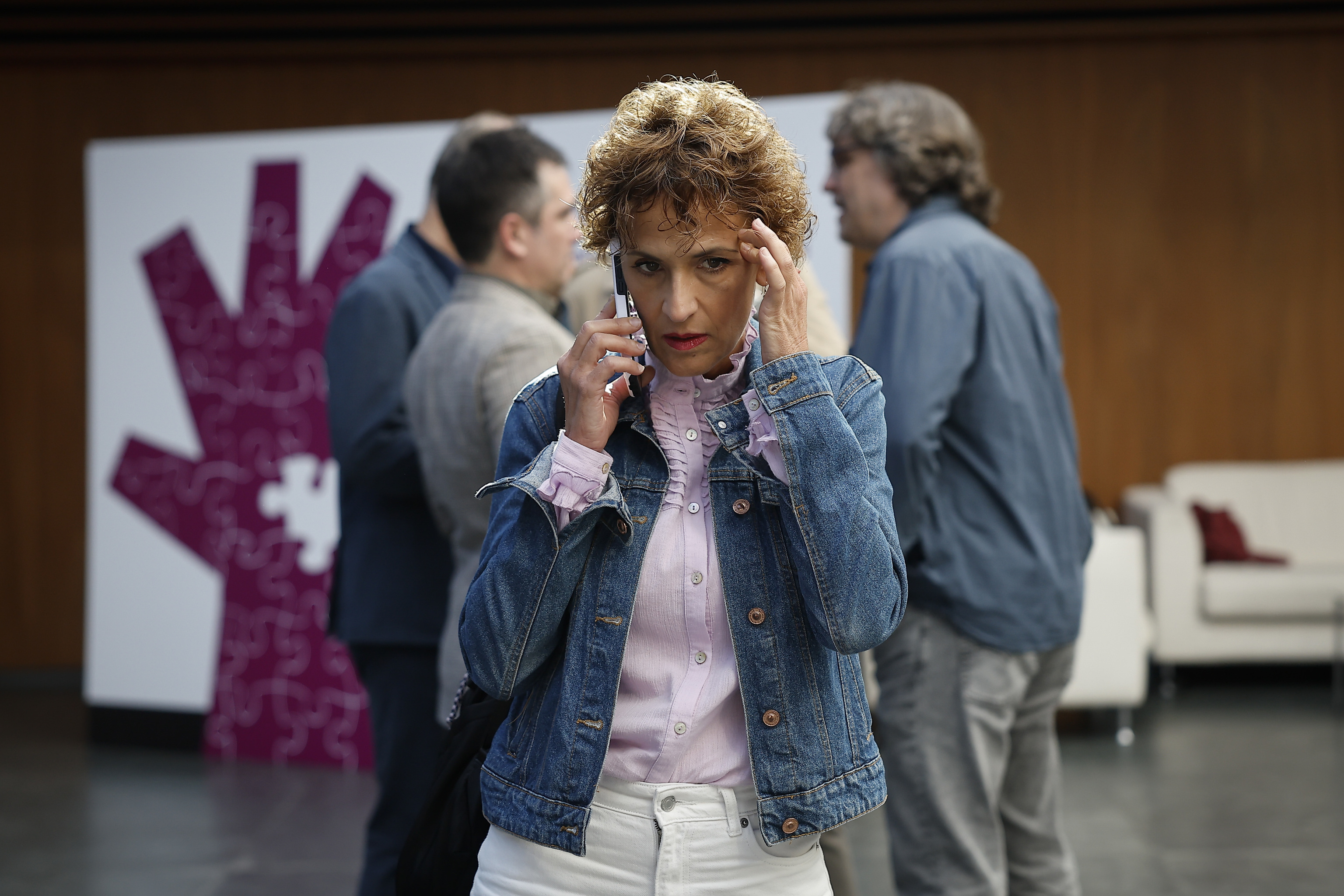 La presidenta de Navarra María Chivite durante un receso en un pleno del Parlamento foral en Pamplona.
