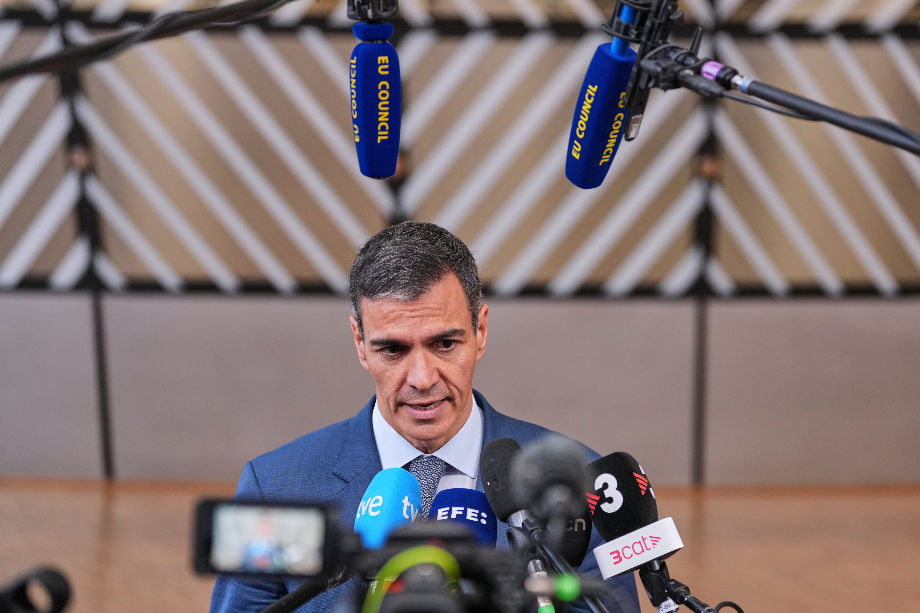 Pedro Sánchez atiende a los medios en Bruselas.