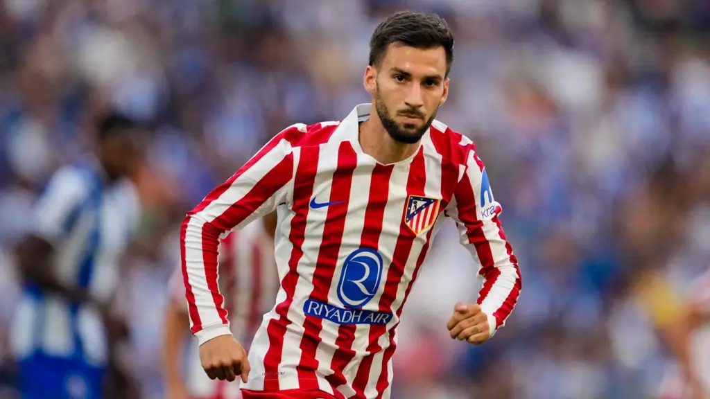 Álex Baena, durante un partido.
