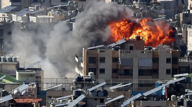 Una bola de fuego se eleva desde el lugar de un ataque aéreo israelí en los suburbios del sur de Beirut, la capital libanesa, el 9 de marzo de 2026. 