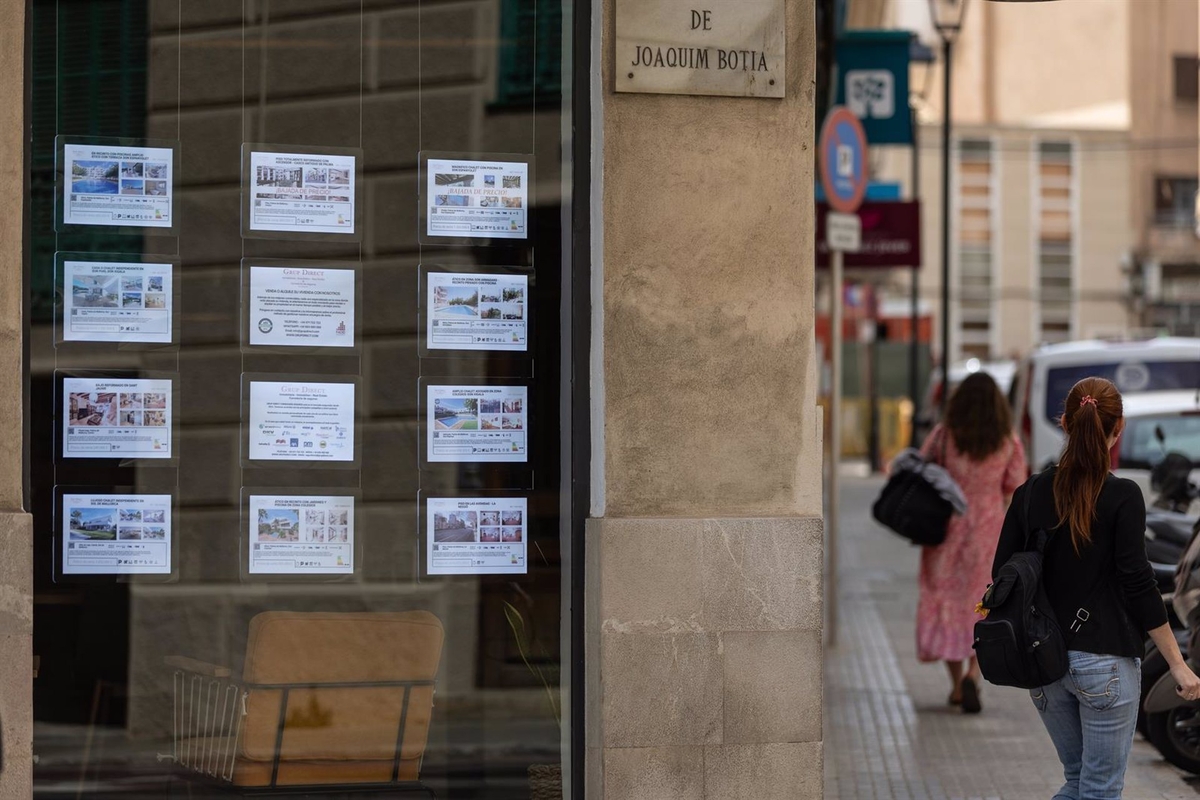 Anuncios de viviendas en venta en una inmobiliaria, a 15 de abril de 2024, en Palma de Mallorca, Mallorca, Baleares (España). (Tomàs Moyà / Europa Press)