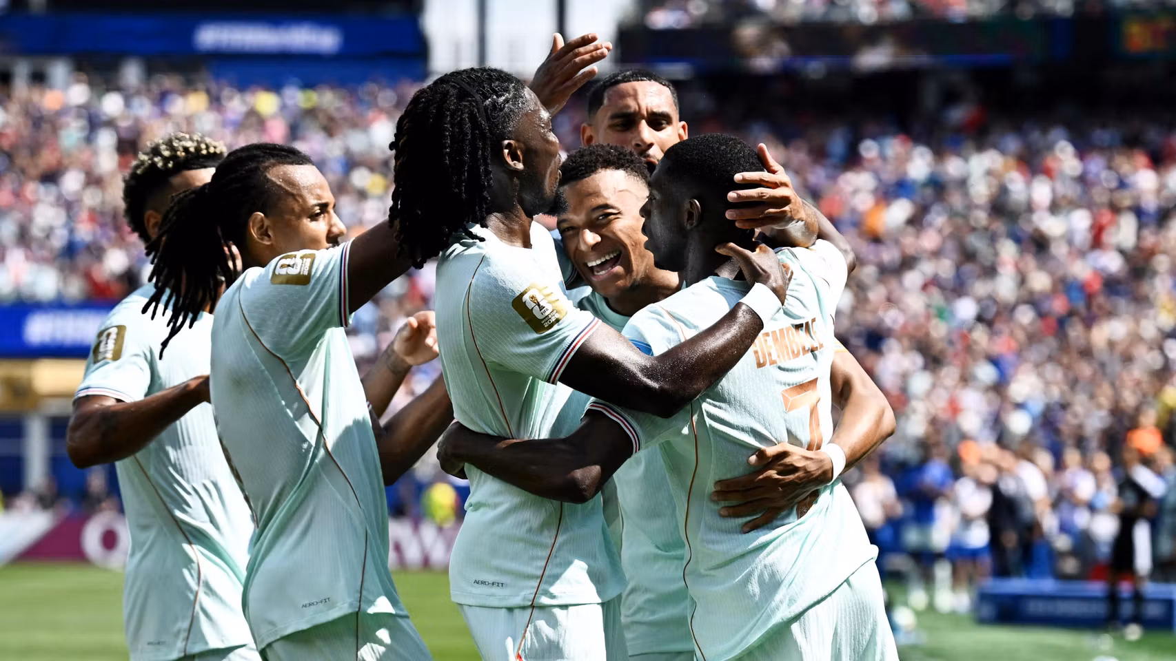 Dembélé es felicitado por sus compañeros de la selección francesa.