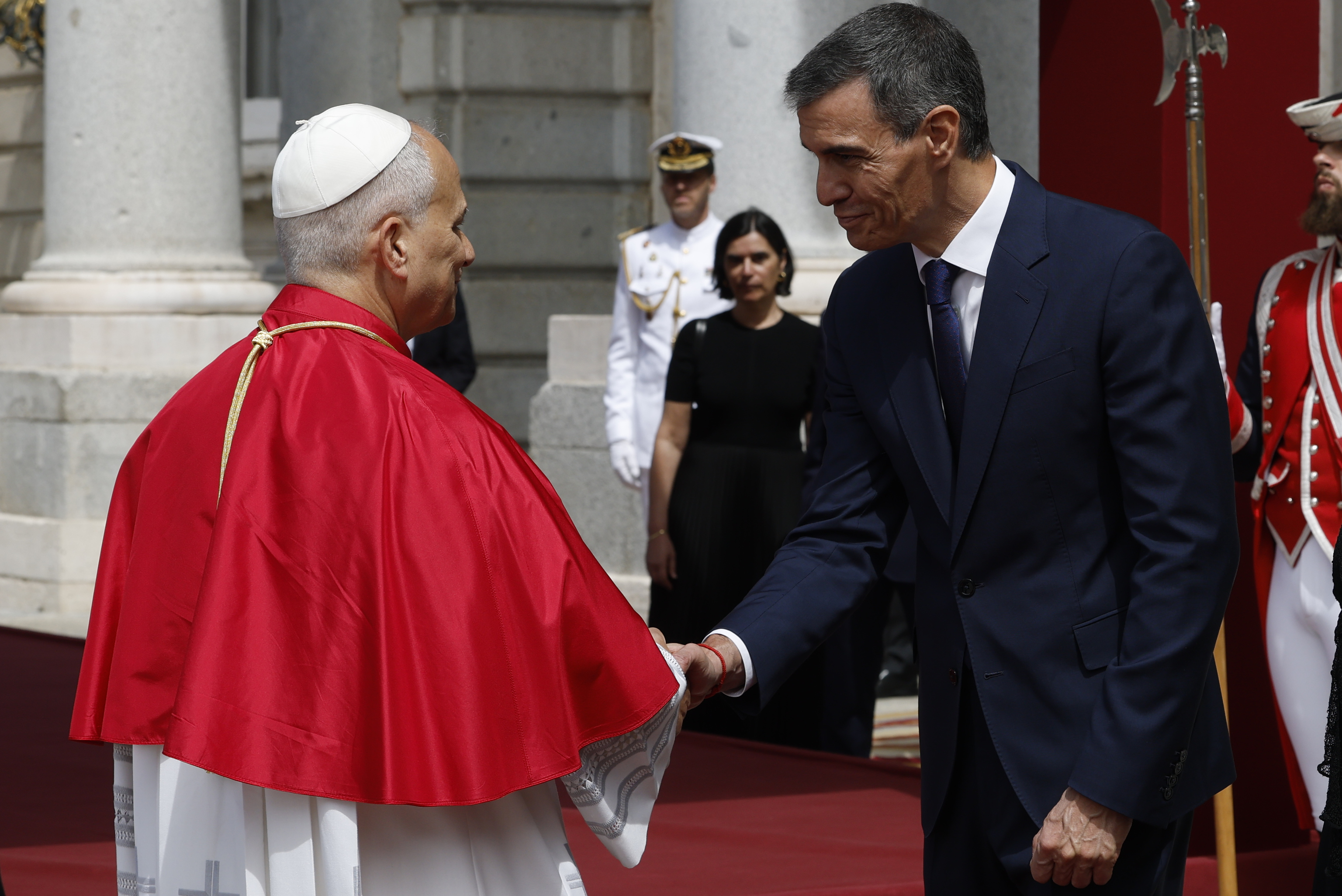 Pedro Sánchez saluda al papa León XIV a su llegada a España.