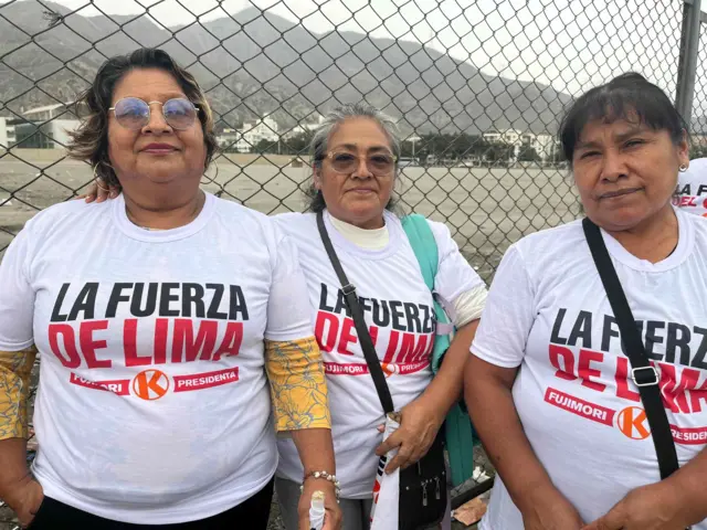 Tres mujeres que apoyan a Keiko Fujimori posan con camisetas que dicen La Fuerza de Lima