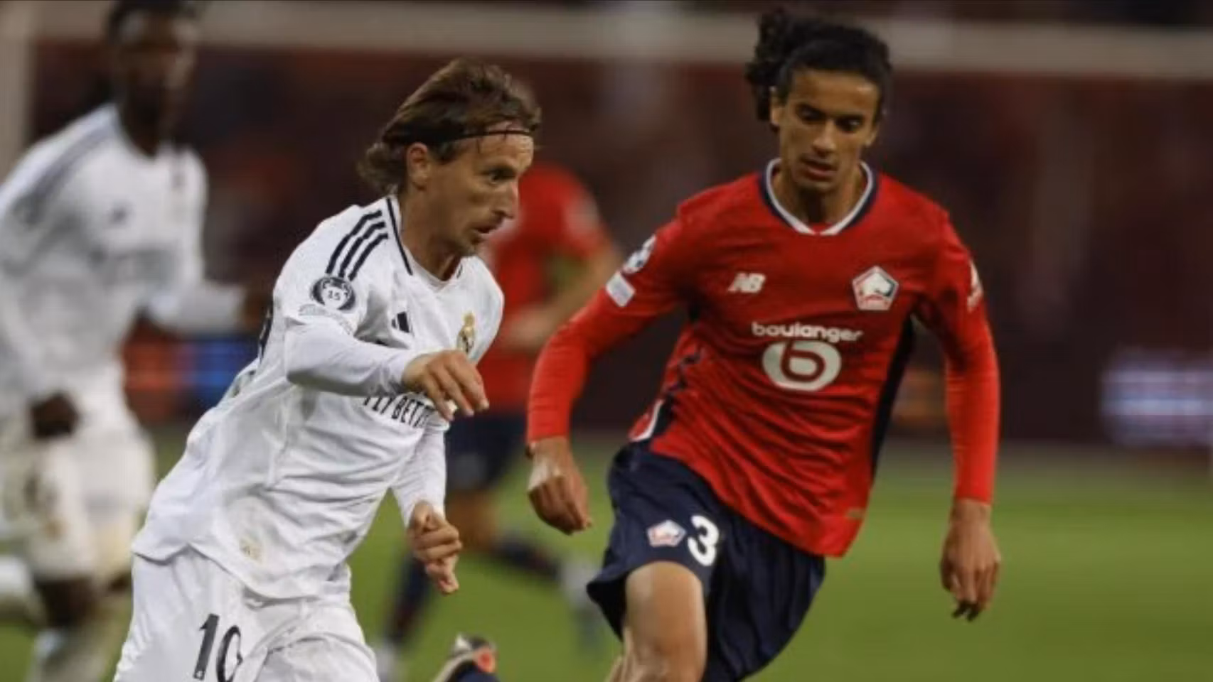Ayyoub Bouaddi, en un lance del juego con Modric en el Lille - Real Madrid que se disputó en 2024.