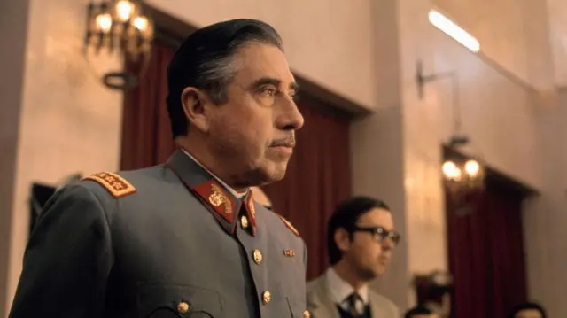 El general Augusto Pinochet, jefe de la junta militar gobernante de Chile y vestido con uniforme militar, ofrece una rueda de prensa en la Escuela Superior de Guerra de Santiago en septiembre de 1973.