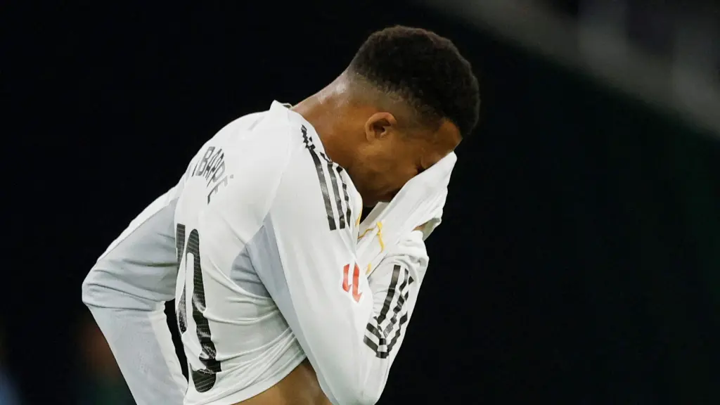 Kylian Mbappé, lamentándose durante un partido con el Real Madrid