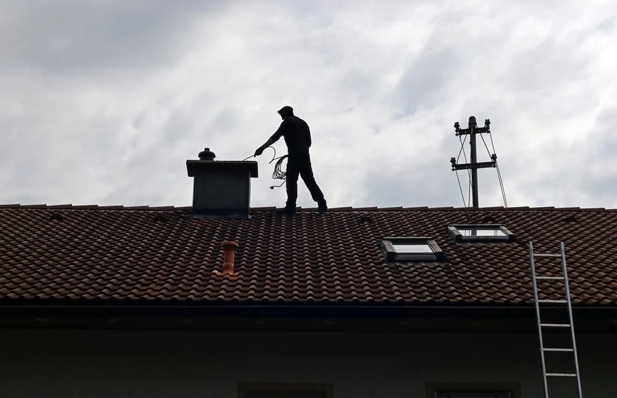 Factura del deshollinador: el gasto en tu chimenea que evita multas y riesgos - image 1