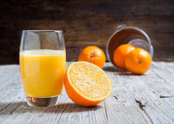 Imagen de archivo de un vaso de cristal con zumo de naranja (Europa Press)