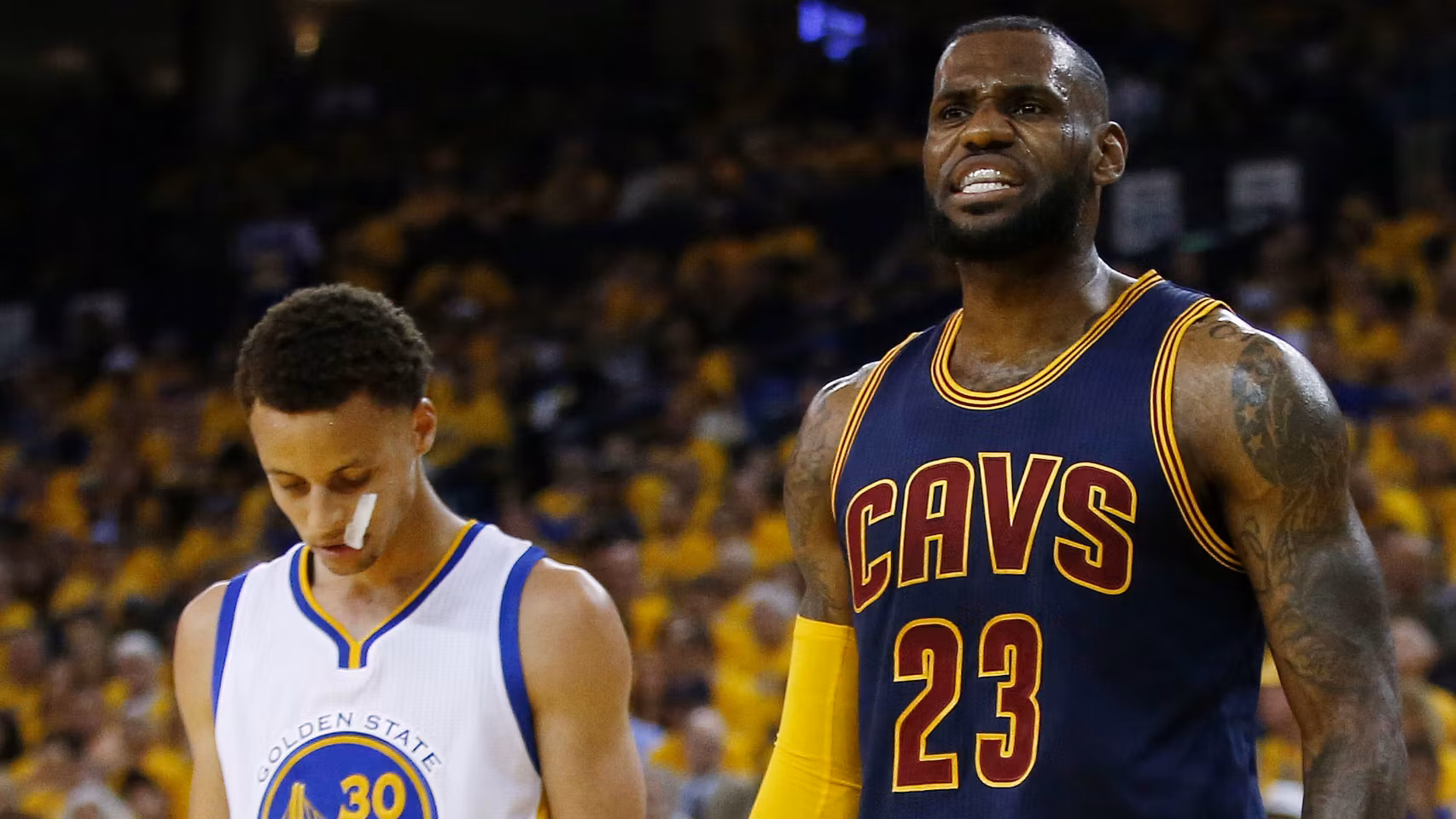 Stephen Curry y LeBron James en uno de sus últimos encuentros.