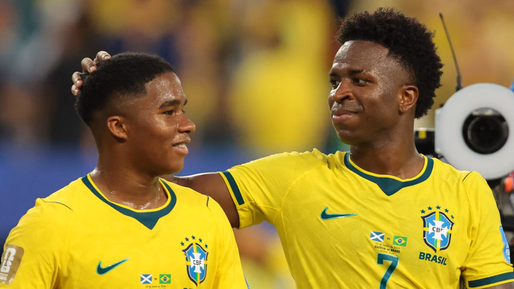 Vinicius Junior de Brasil celebra después del partido con Endrick.