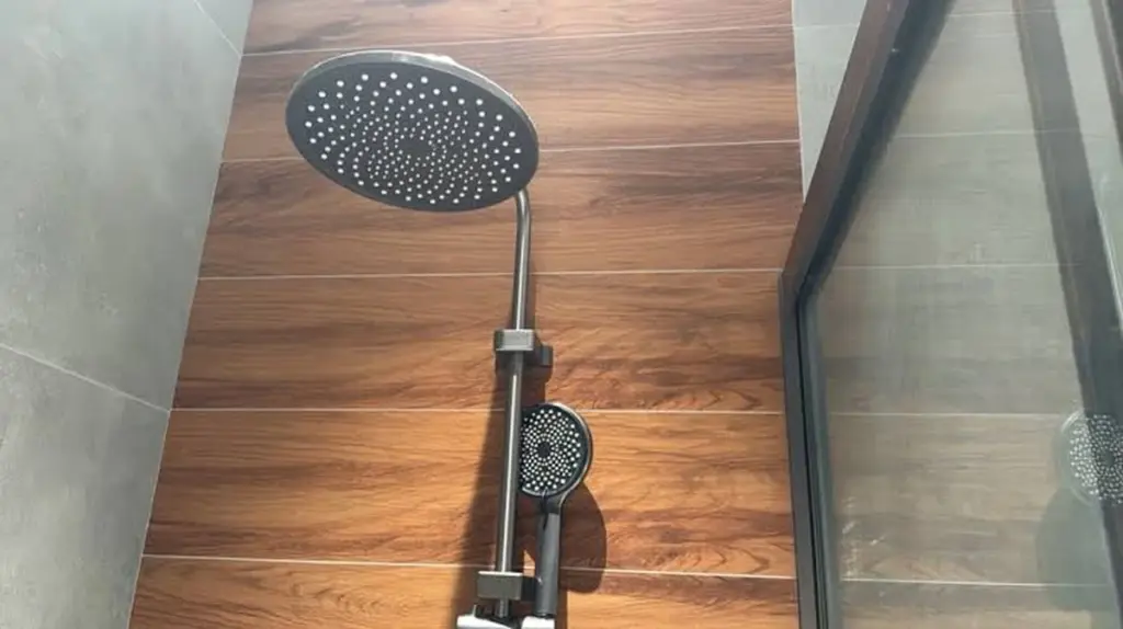 Frío en la ducha abierta: el truco para calentar el baño en 30 segundos