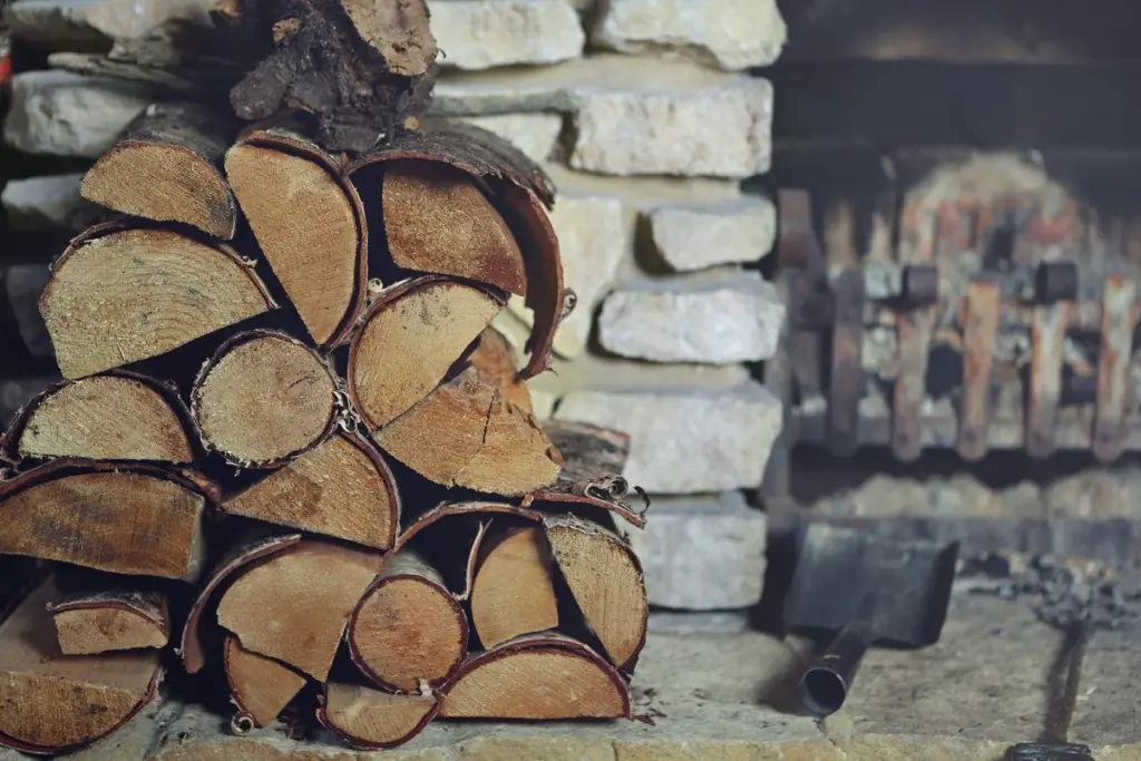 Gasta la mitad de Leña: el error en el Almacenamiento de madera que te hace pasar frío