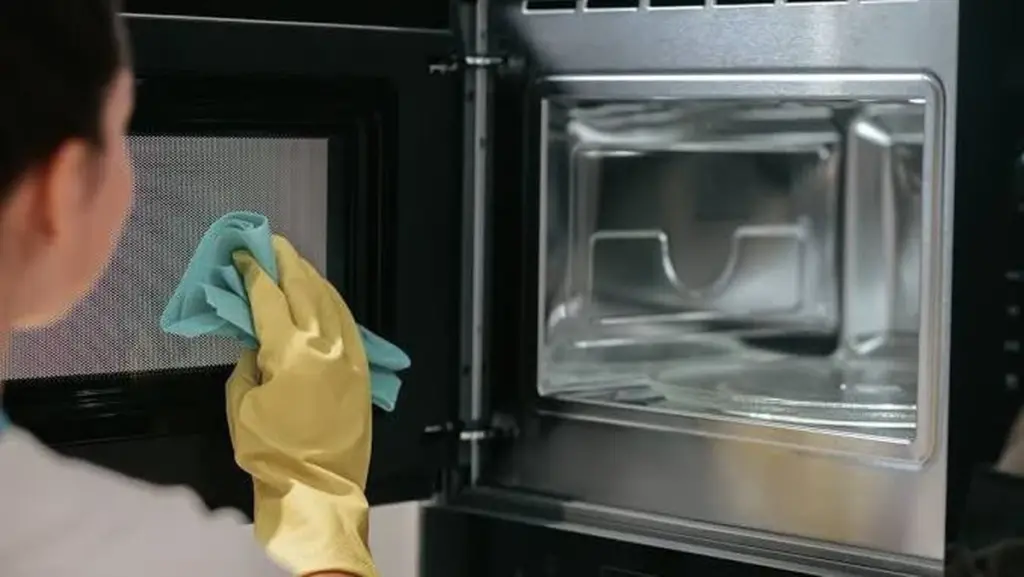 Grasa quemada en el horno: el truco del limón para tu cocina sin frotar