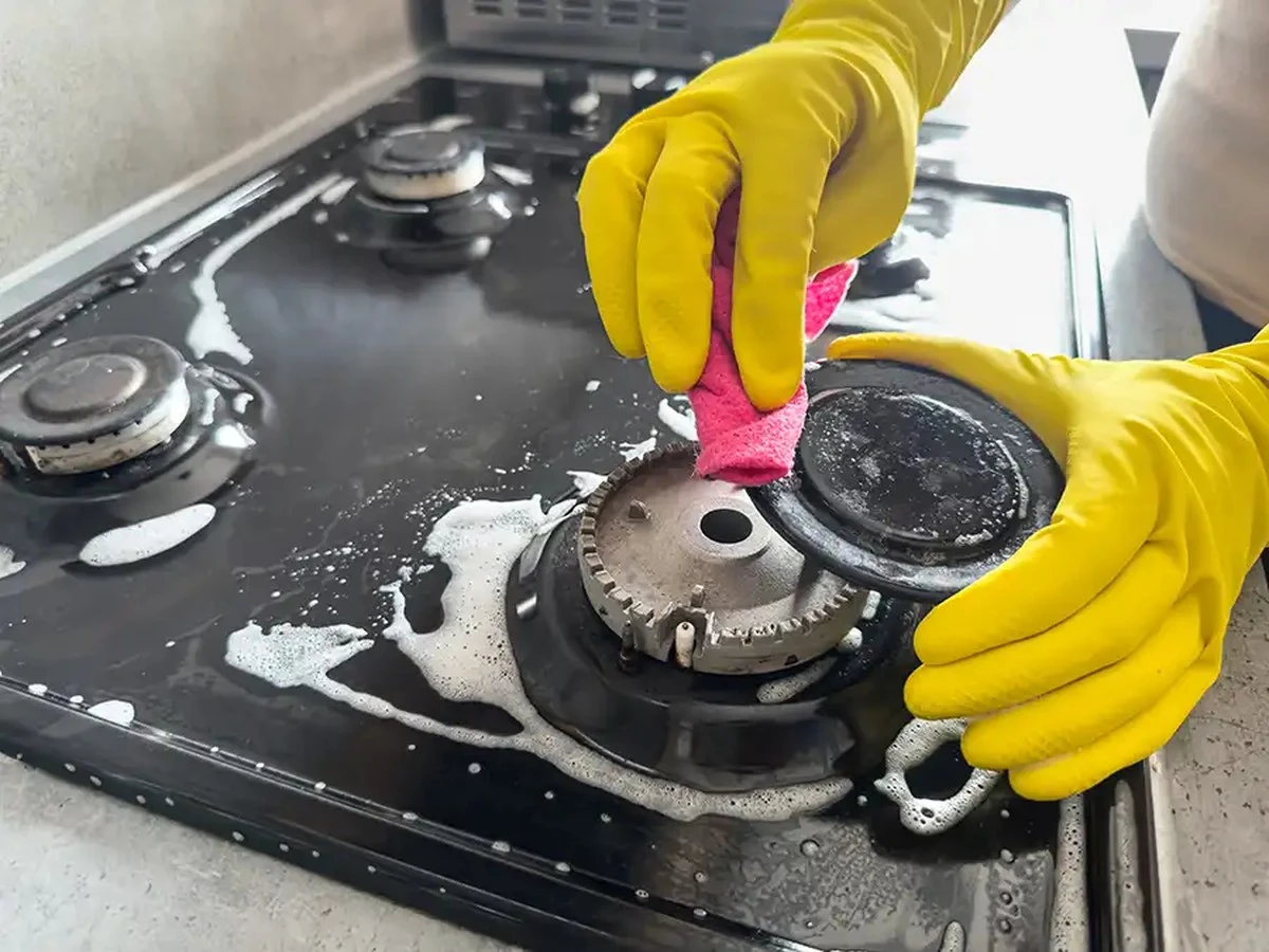 Grasa quemada en la estufa: el truco con Vinagre y Bicarbonato de sodio - image 1