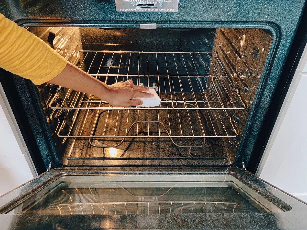 Horno reluciente y menos luz: el truco de Zimbini Nkonjera para ahorrar - image 1