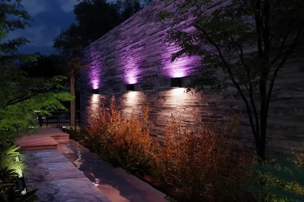 Iluminación exterior: el truco con Philips Hue para transformar tu jardín en 2026