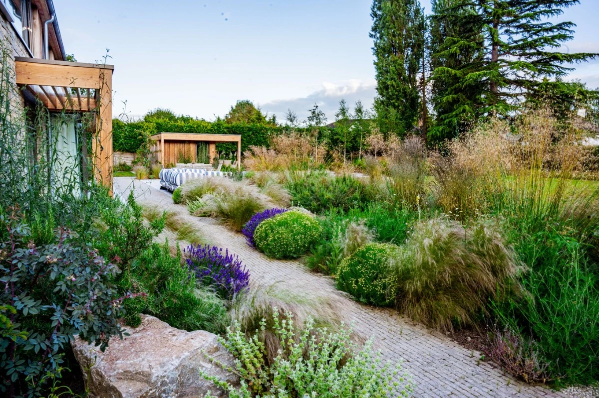Jardín sin mantenimiento en Cangas de Onís: el método de Marie Kubaskova - image 1