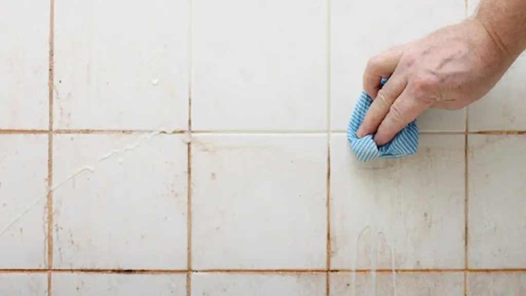 Limpieza de lechada: el error que arruina tu baño y cómo salvarlo por 50€