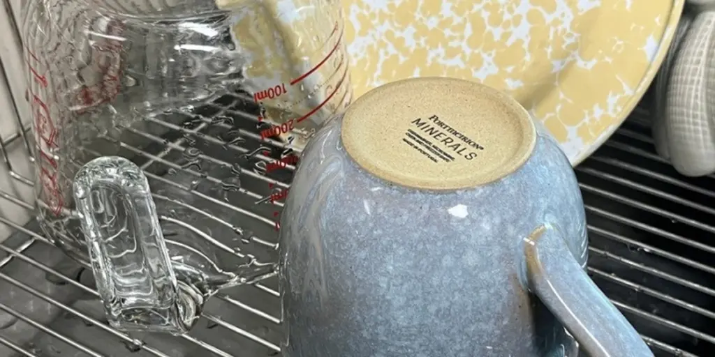 Mal olor en tu taza o copa: el truco del vinagre para dejarlas como nuevas
