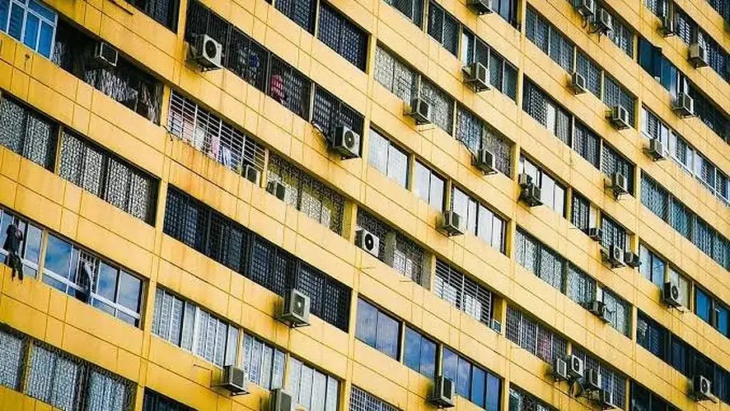 Multa de 3.000€ por tu aire acondicionado: cómo cumplir la Ley de Propiedad Horizontal