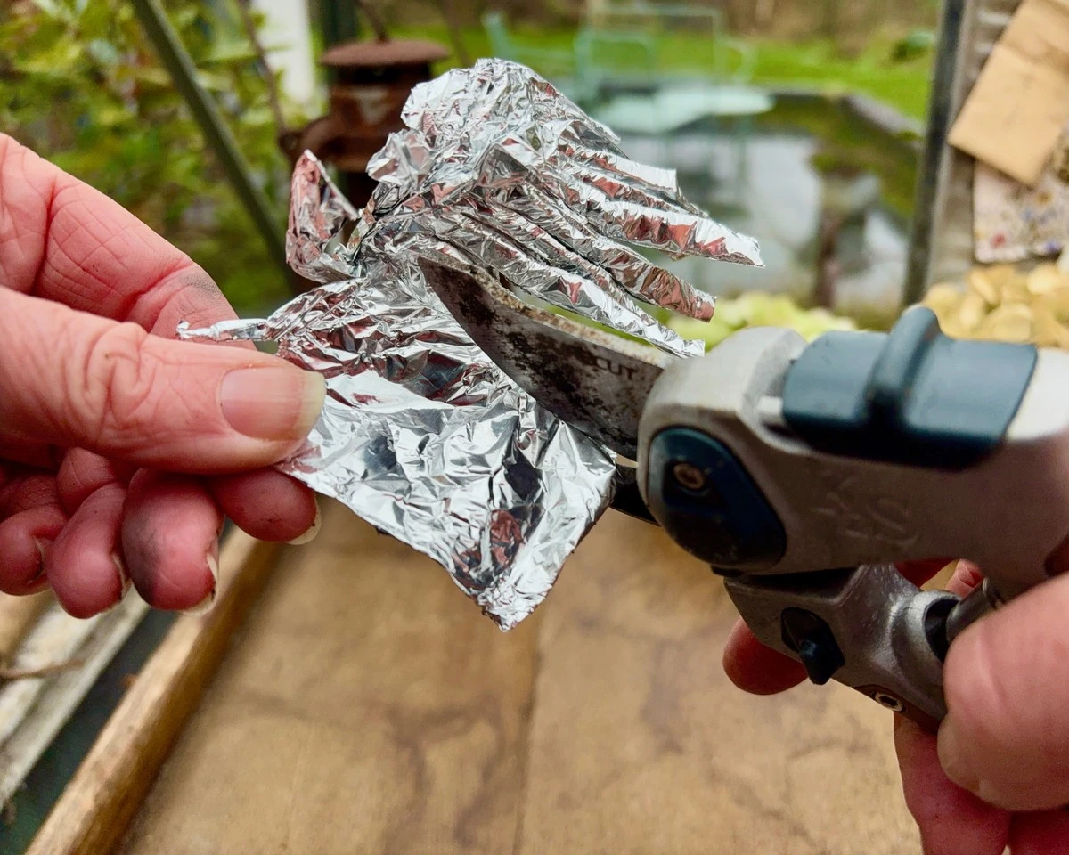 No más polvo ni pelos: pon papel aluminio en tu escoba y mira el resultado - image 1