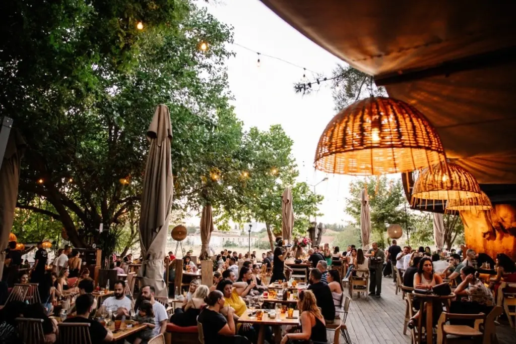 Ola de calor: vive este oasis en Avli (el jardín) y Párko Daváki 78