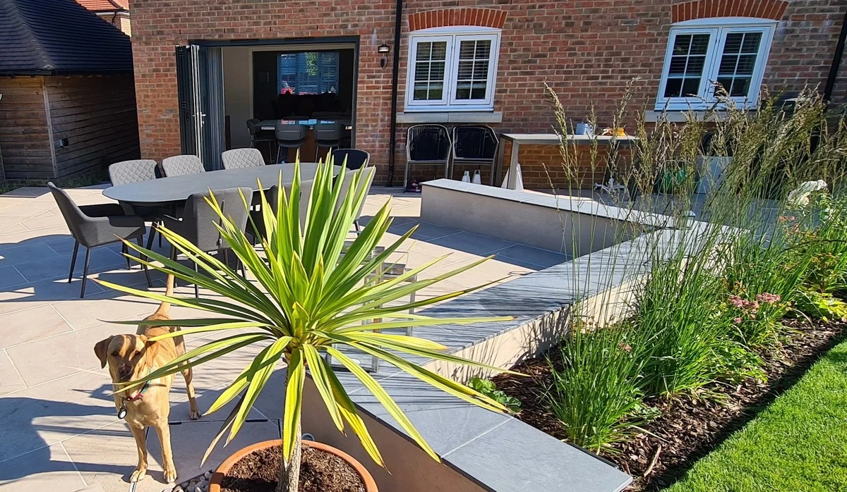 Patio (Corazón del hogar): 7 ideas de diseño de interiores moderno para tu oasis - image 1