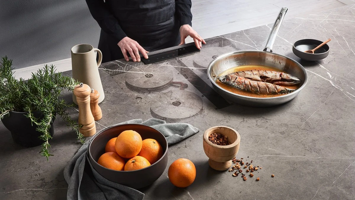 Placas de inducción invisibles: el truco para ganar espacio en tu cocina - image 1