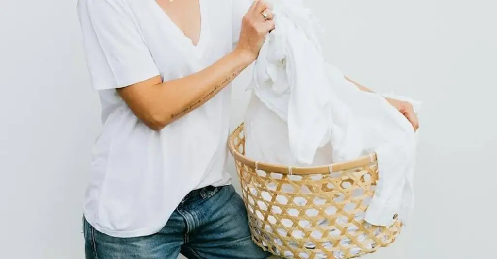 Ropa blanca grisácea: el truco de la abuela para un lavado impecable con 2 ingredientes