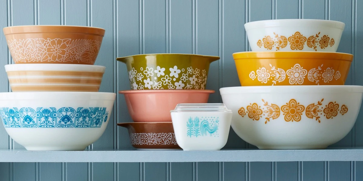 Tu fuente Pyrex de 1956 vale oro: el modelo Pink Daisy busca dueño - image 1