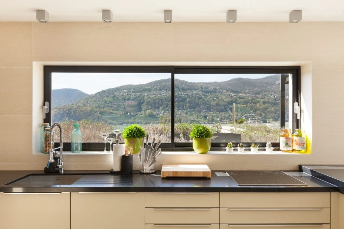 Ventana de cocina: el cambio en diseño de interiores que baja un 30% tu factura - image 1