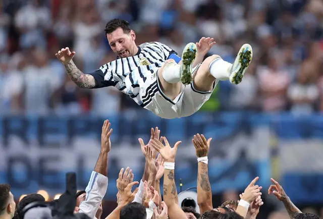 Messi es lanzado al aire por sus compañeros