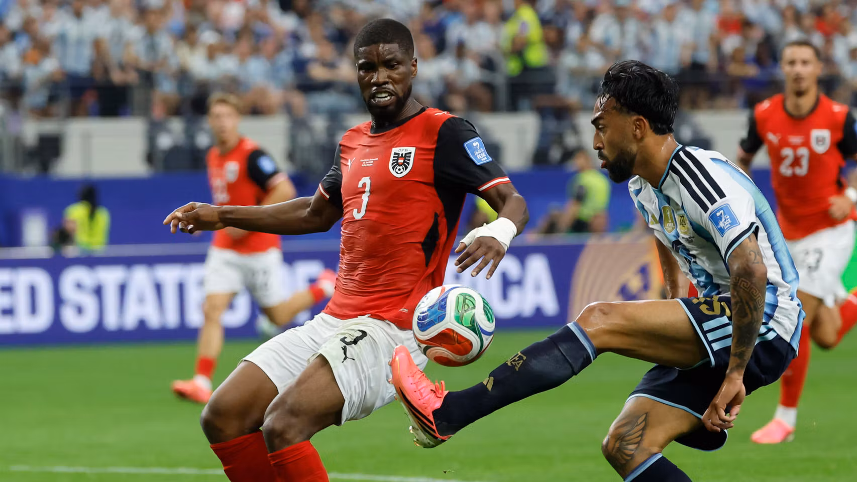 Kevin Danso, durante un partido contra Argentina.