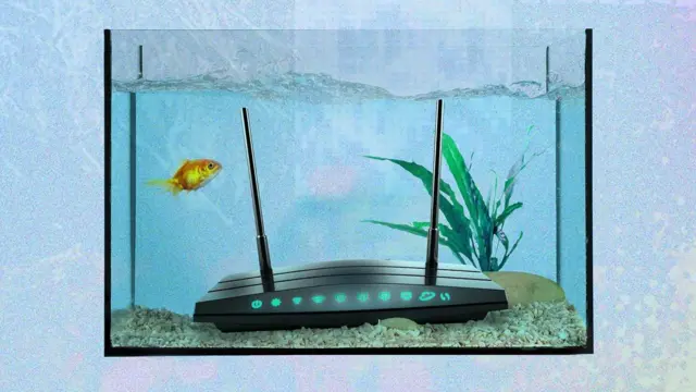 Una imagen compuesta en la que se ve un router en una pecera, con un pececito dorado nadando.