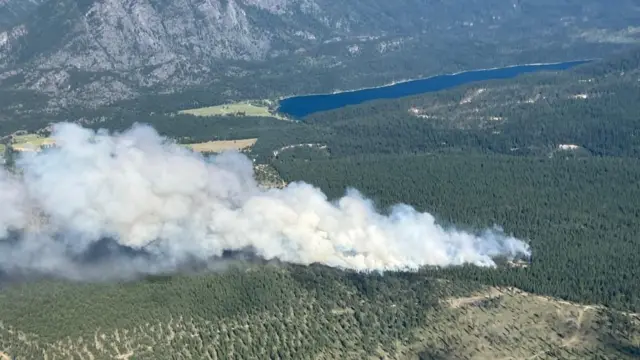 Una vista aérea de una columna de humo de un incendio forestal cerca del río Lussier, en Columbia Británica.