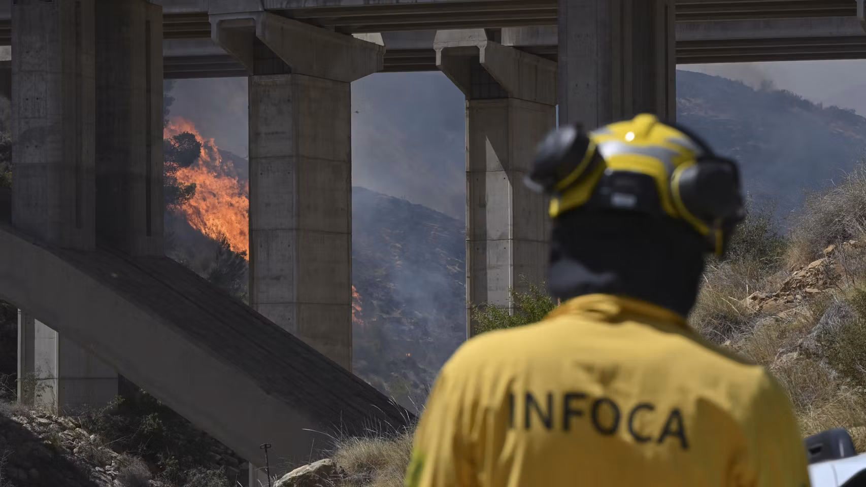 Efectivos antiincendios trabajan en labores de extinción del incendio de Los Gallardos en Almería.