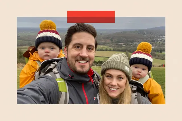 Shaun caminando con su pareja y sus dos hijos pequeños, que llevan gorros con pompón a juego.