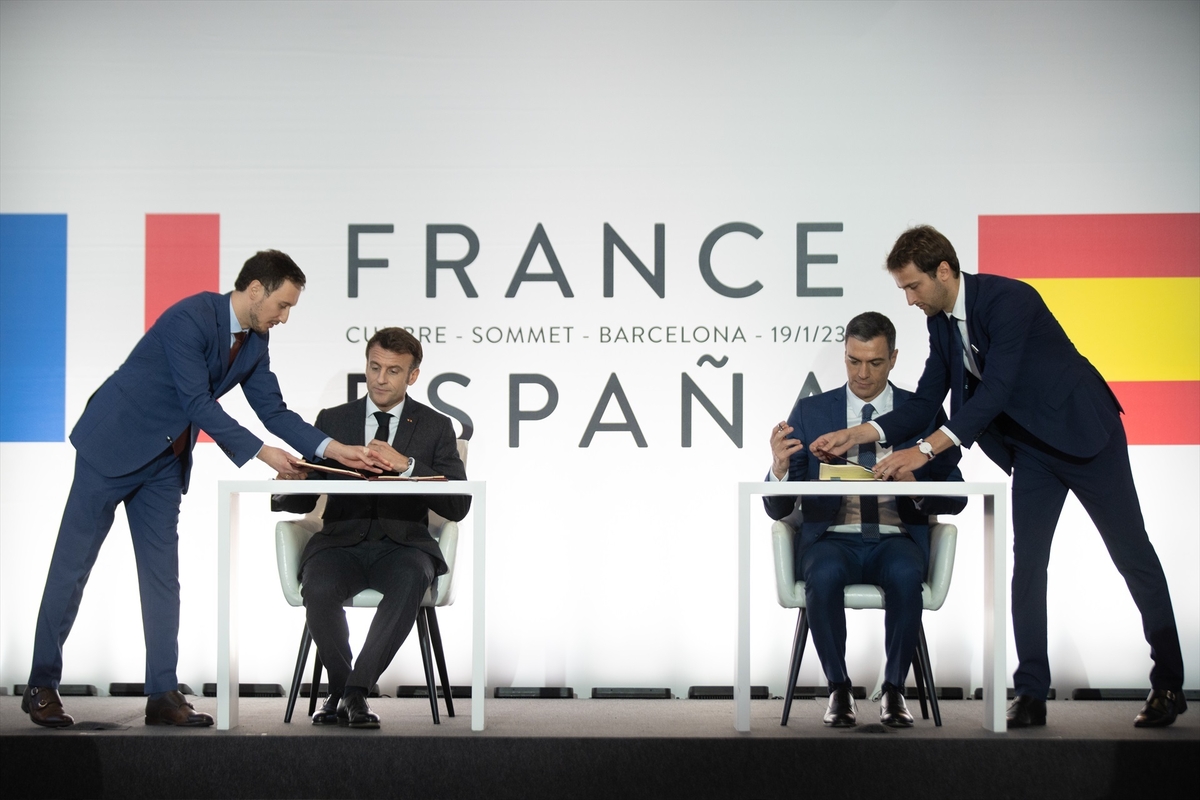 El presidente de Francia, Emmanuel Macron, y el presidente del Gobierno, Pedro Sánchez, durante la firma de un Tratado de Amistad (David Zorraquino / Europa Press)