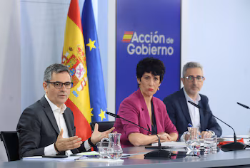 (I-D) El ministro de Presidencia, Justicia y Relaciones con las Cortes, Félix Bolaños, la ministra de Inclusión, Seguridad Social y Migraciones y portavoz del Gobierno, Elma Saiz, y el ministro de Hacienda, Arcadi España, durante una rueda de prensa tras el Consejo de Ministros.Marta Fernández / Europa Press